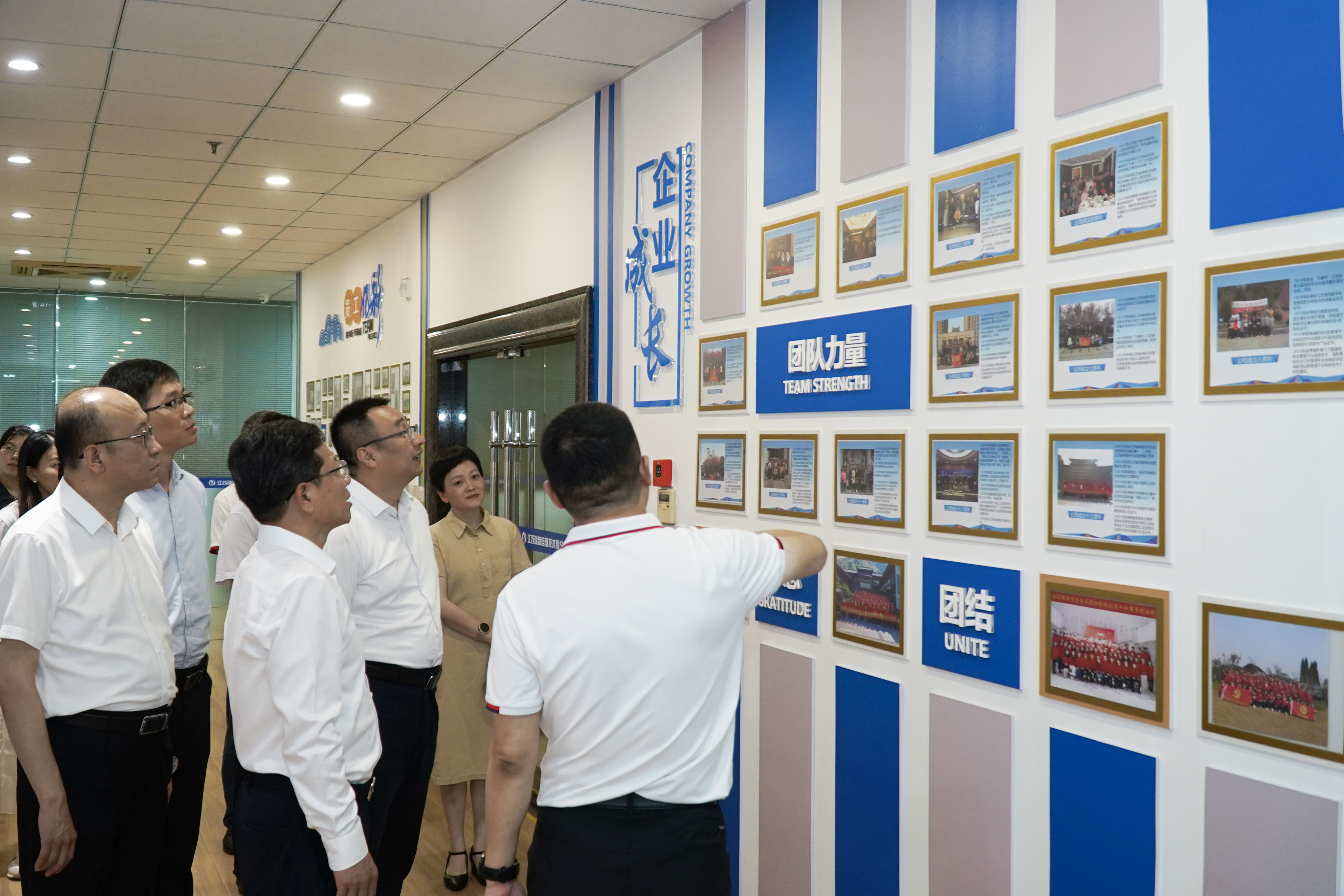 市委常委、宣傳部部長(zhǎng)陳志良一行蒞臨江蘇瑞新信息技術(shù)股份有限公司指導(dǎo)工作