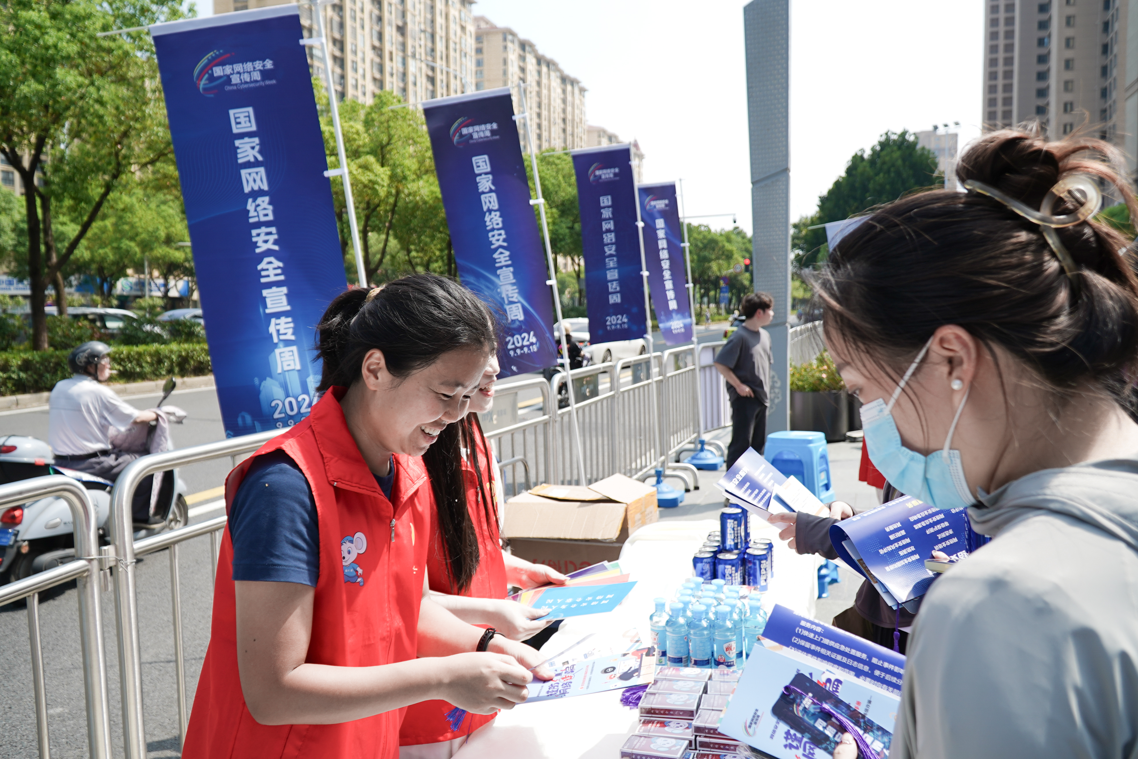 聯(lián)動(dòng)凈化網(wǎng)絡(luò)，共筑安全防線 ——江蘇瑞新網(wǎng)絡(luò)安全紅色衛(wèi)士走進(jìn)常州萬(wàn)象城